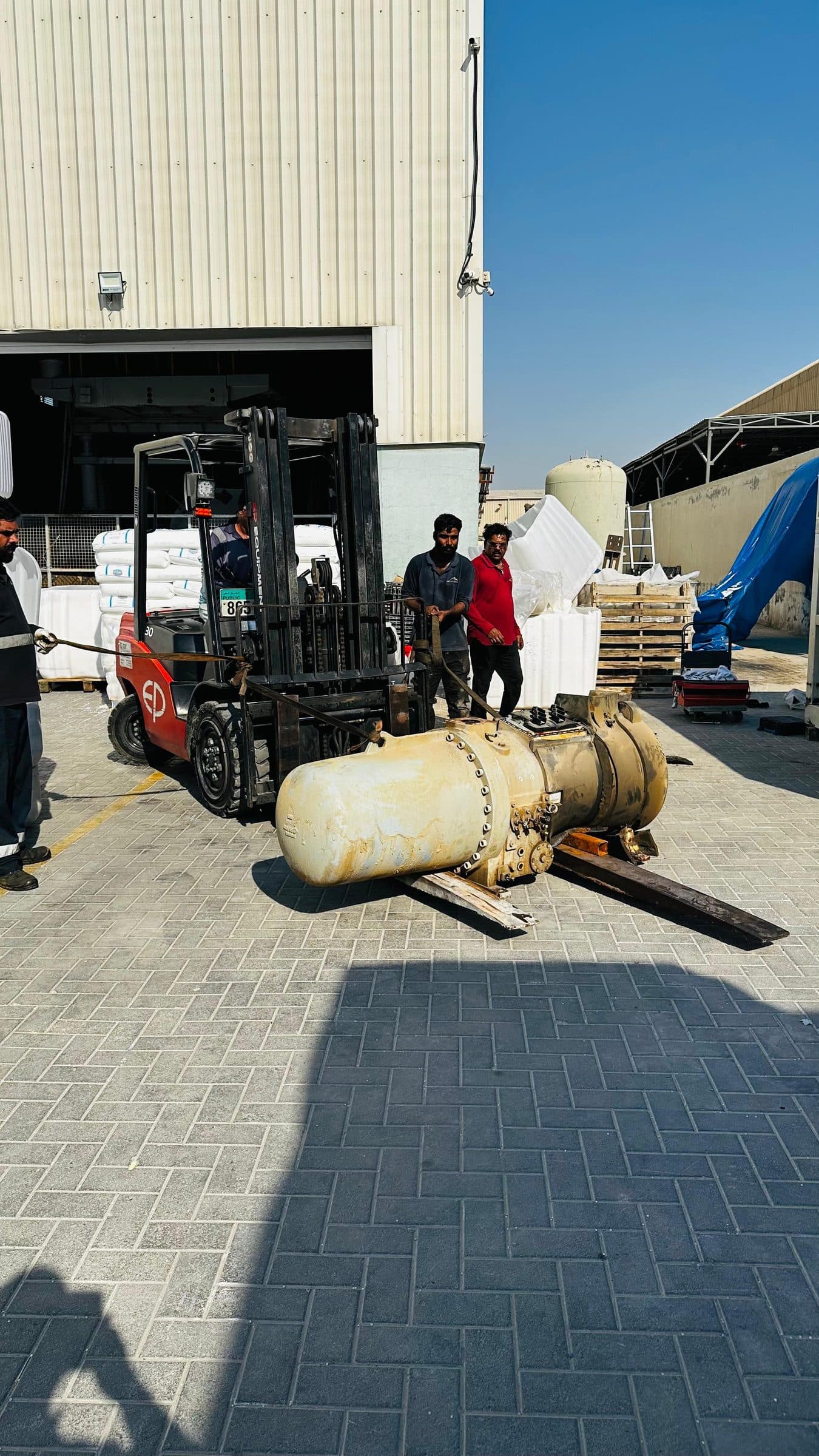 Screw compressor lifted by forklift
